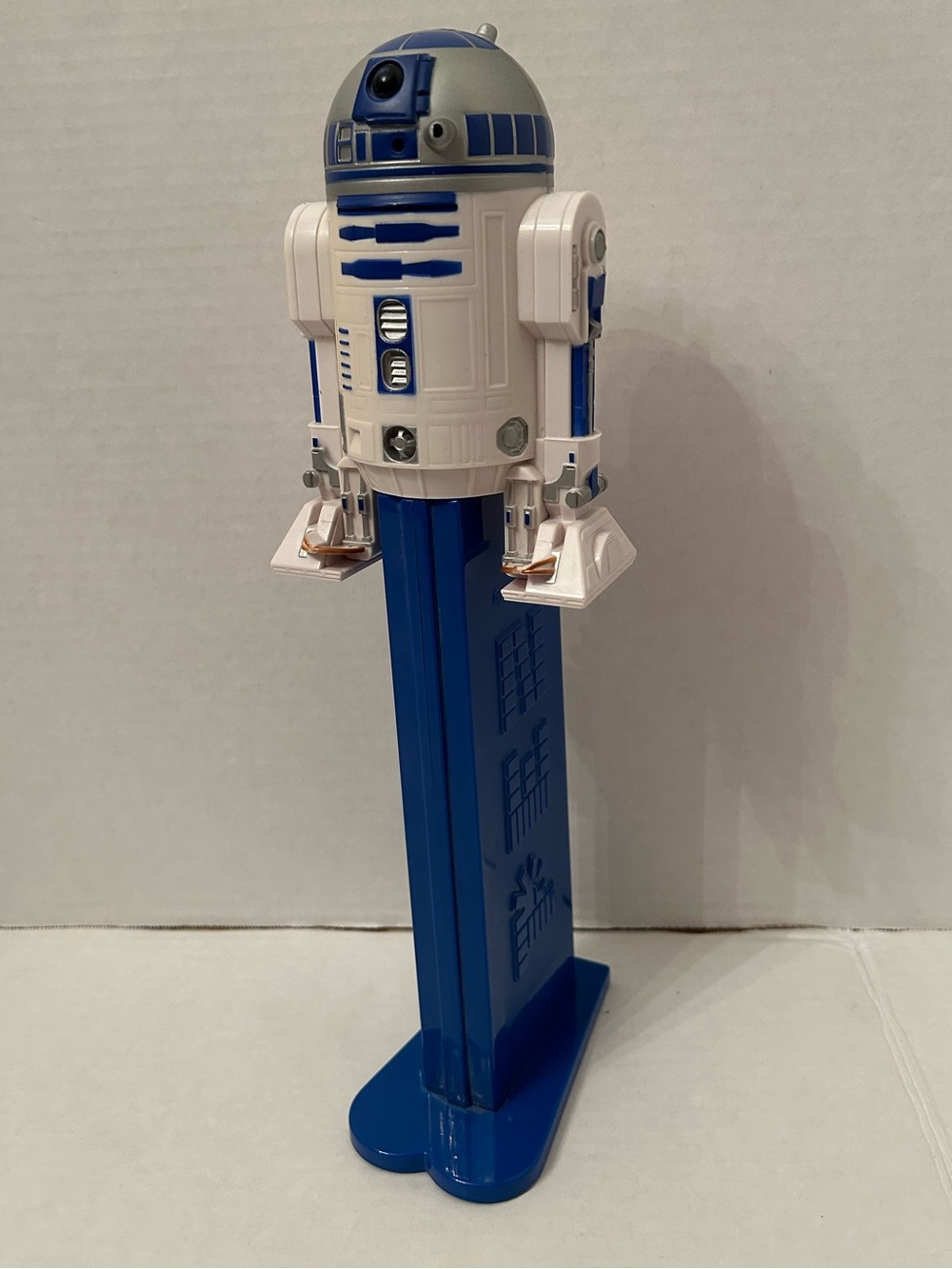 STAR WARS R2-D2 Giant PEZ
Dispenser Collectible